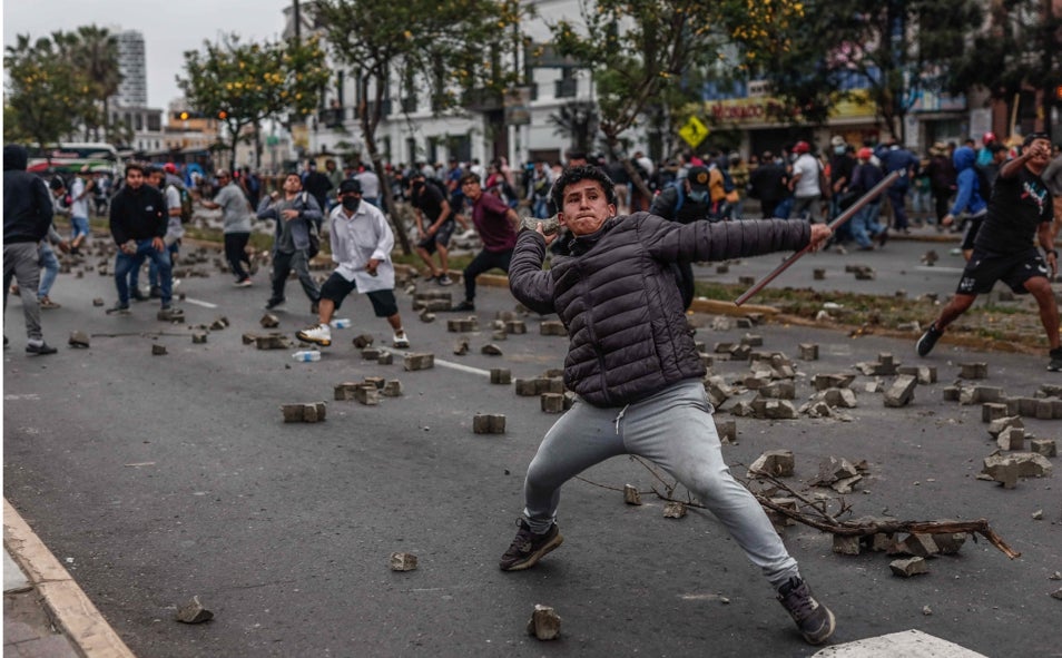 Imagen principal - Simpatizantes y opositores del expresidente de Perú Pedro Castillo se enfrentan ante el centro donde está detenido