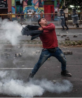 Imagen secundaria 2 - Simpatizantes y opositores del expresidente de Perú Pedro Castillo se enfrentan ante el centro donde está detenido