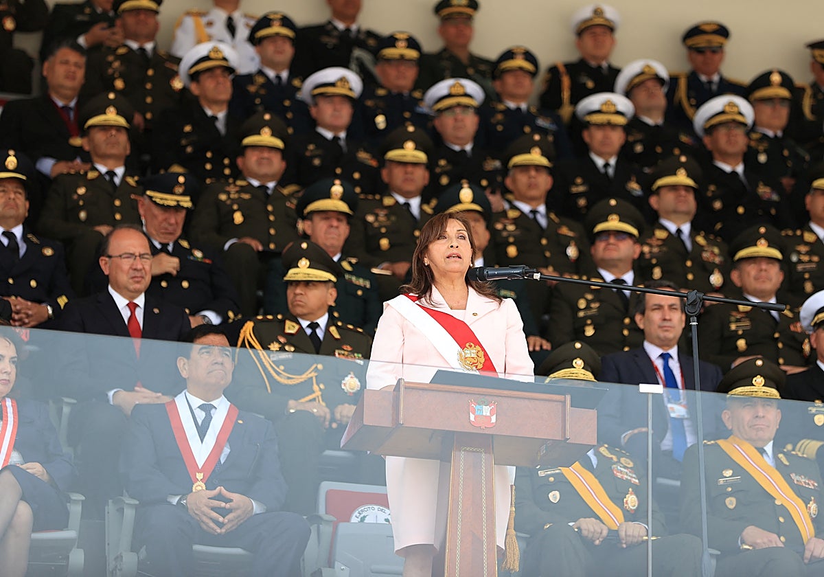 La presidenta de Perú, Dina Boluarte, ayer habla durante una ceremonia para conmemorar el Día del Ejército Peruano y el aniversario de la Batalla de Ayacucho