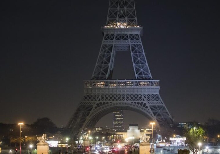 Power outages hit the heart of Paris with Germany warning of power outages of up to 90 minutes