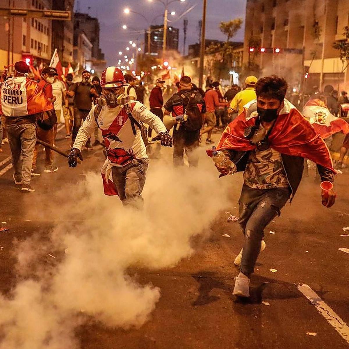 Dos muertos en las protestas en Perú y violencia física en el Parlamento