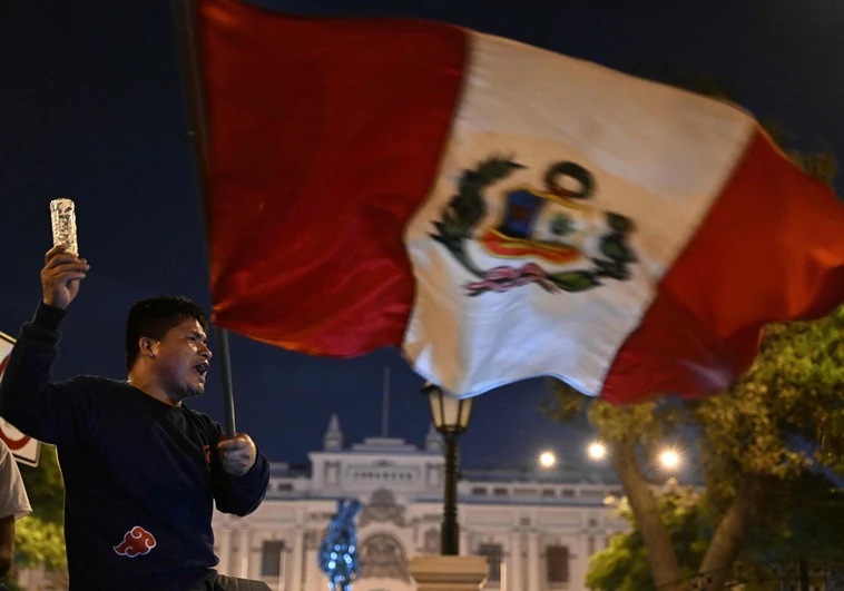 Dos muertos en las protestas en Perú y violencia física en el Parlamento