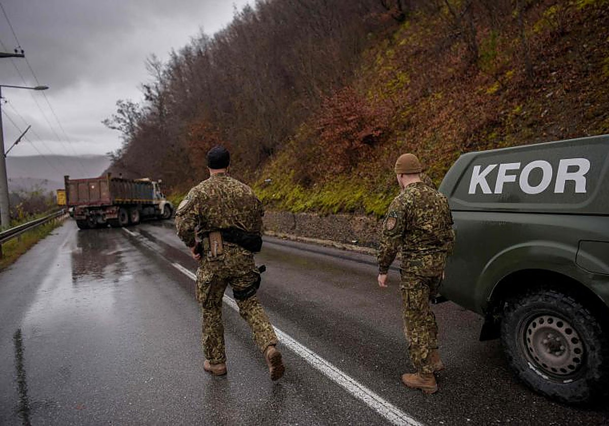Soldados de la OTAN inspeccionan una barricada levantada por serbios en una carretera de Kosovo