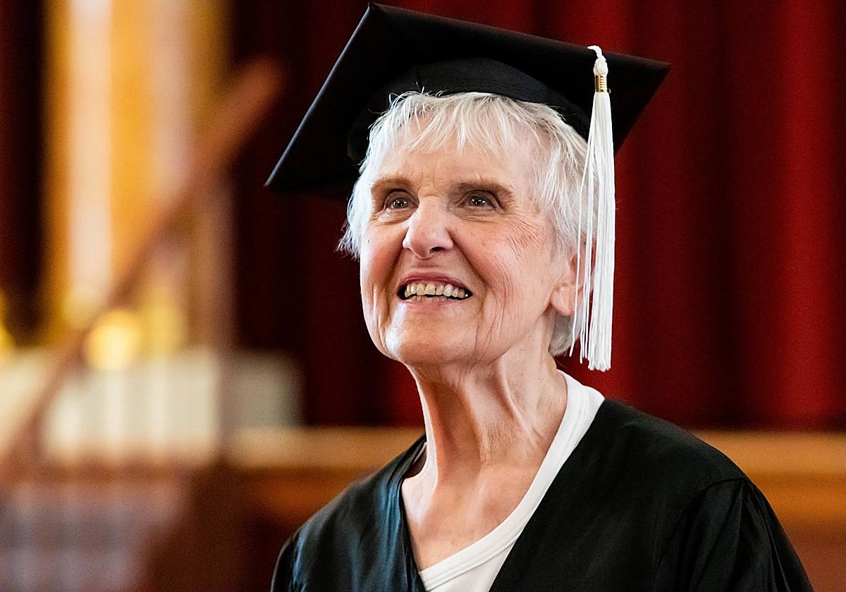 Joyce DeFauw, la 'abuela' que se ha graduado a los 90 años