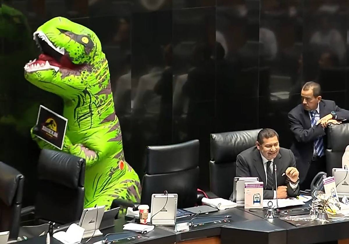 La senadora Gálvez, disfrazada de dinosaurio