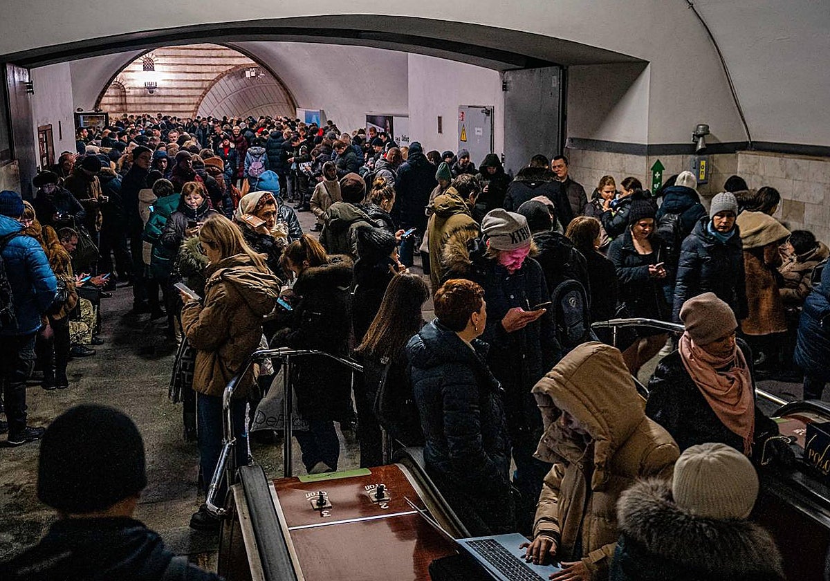 Cientos de personas se refugian en el metro de Kiev ante los nuevos bombardeos