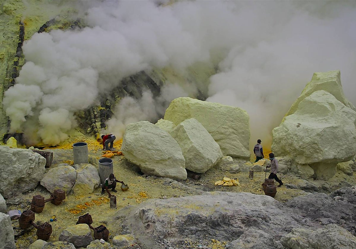 Los mineros están expuestos al azufre y a los gases tóxicos