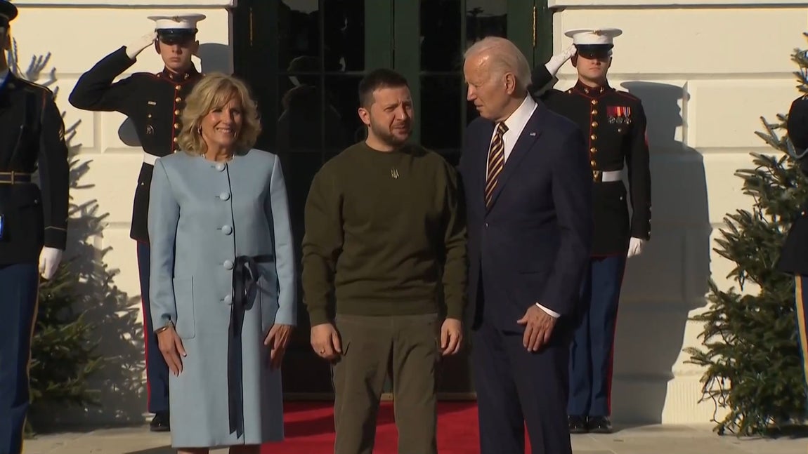Zelenski, junto al presidente de Estados Unidos, Joe Biden, y la primera dama, Jill Biden, a la entrada de la Casa Blanca donde se reunirán para tratar sobre la invasión rusa en Ucrania