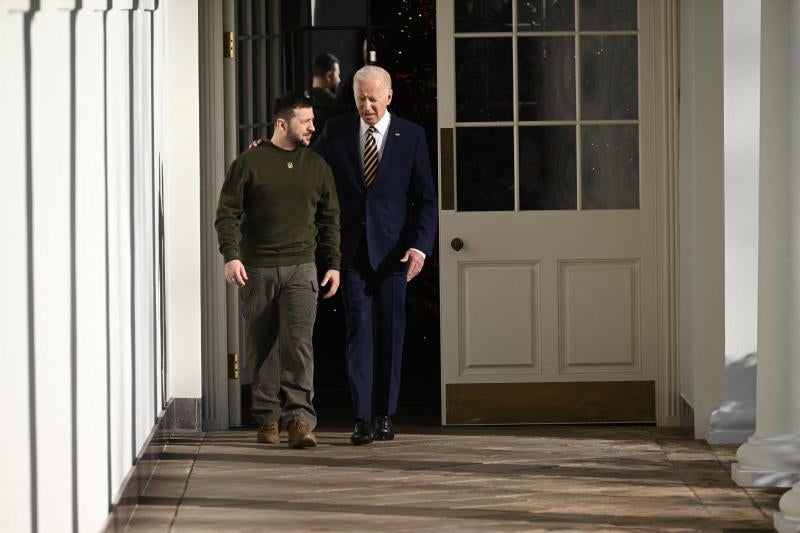 Joe Biden y Volodímir Zelenski conversan en la columnata oeste de la Casa Blanca, que da acceso al ala en el que se encuentra el despacho oval