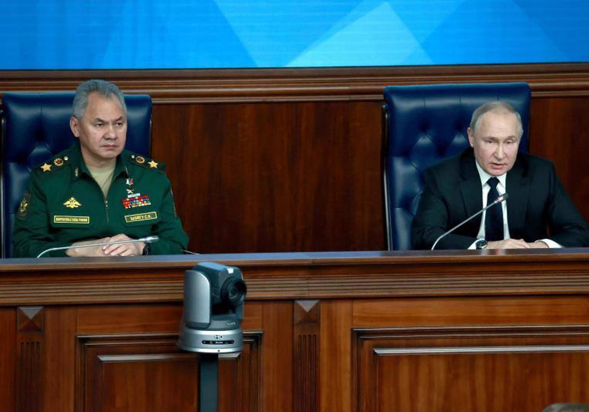 Putin, junto a su ministro de Defensa, Serguéi Shoigú, durante la reunión de la cúpula militar rusa en Moscú