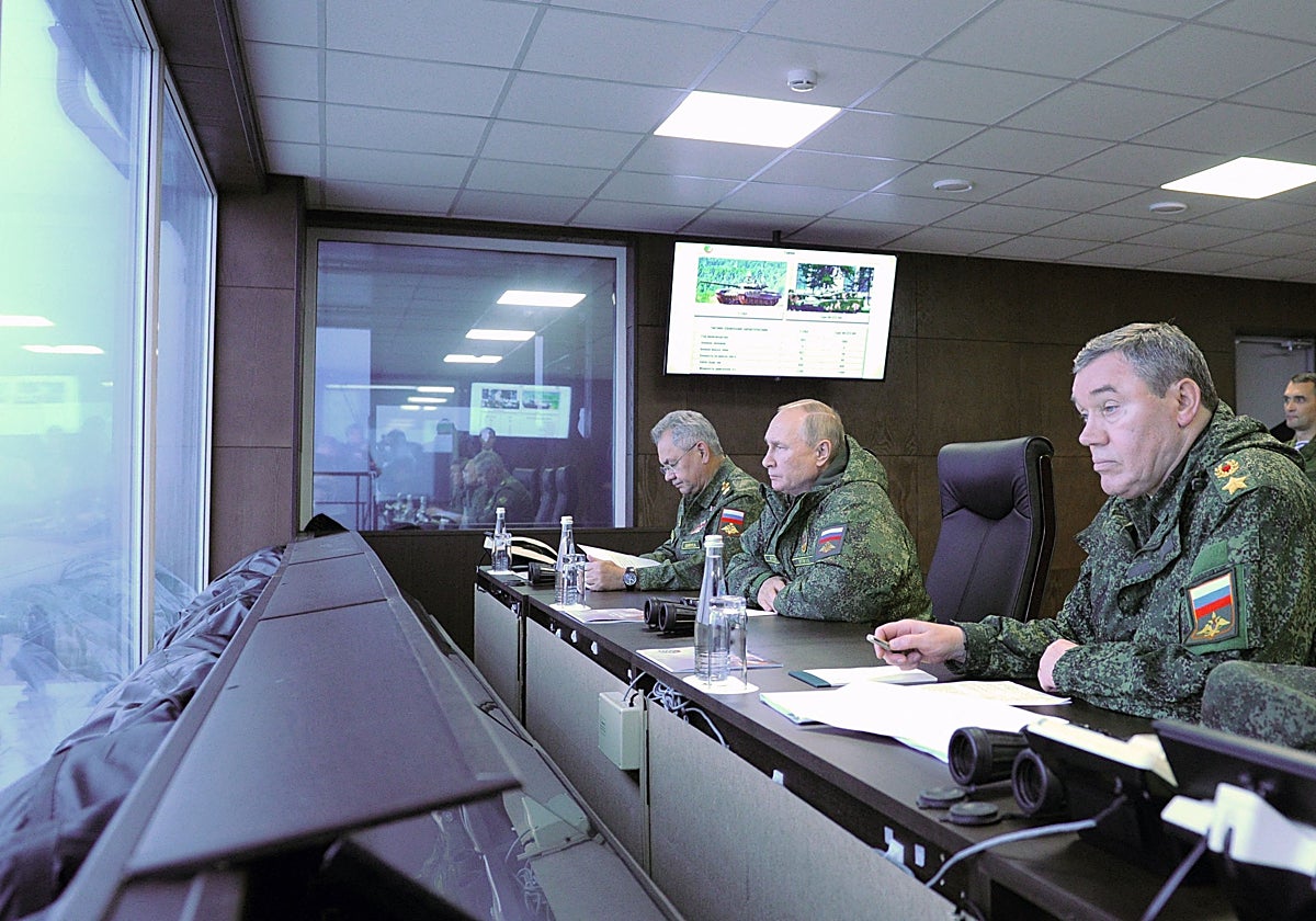 El presidente ruso Vladimir Putin (C), acompañado por el ministro de Defensa Sergei Shoigu (L) y Valery Gerasimov, jefe del Estado Mayor ruso, supervisa los ejercicios militares «Vostok-2022» en el campo de entrenamiento Sergeevskyi