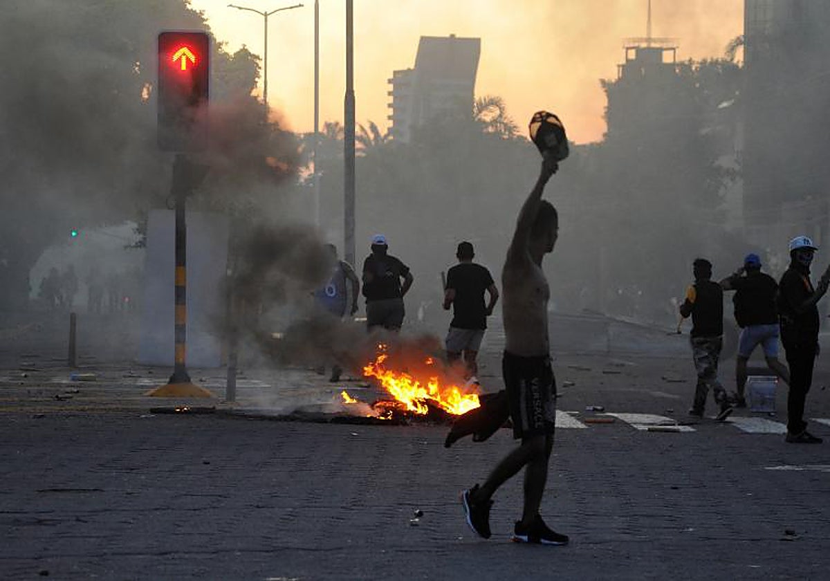 Quema de mobiliario urbano y enfrentamientos con los agentes en la ciudad de Santa Cruz el 30 de diciembre