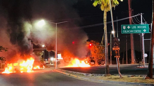 Coches incendidados en una vía de la ciudad de Culiacán
