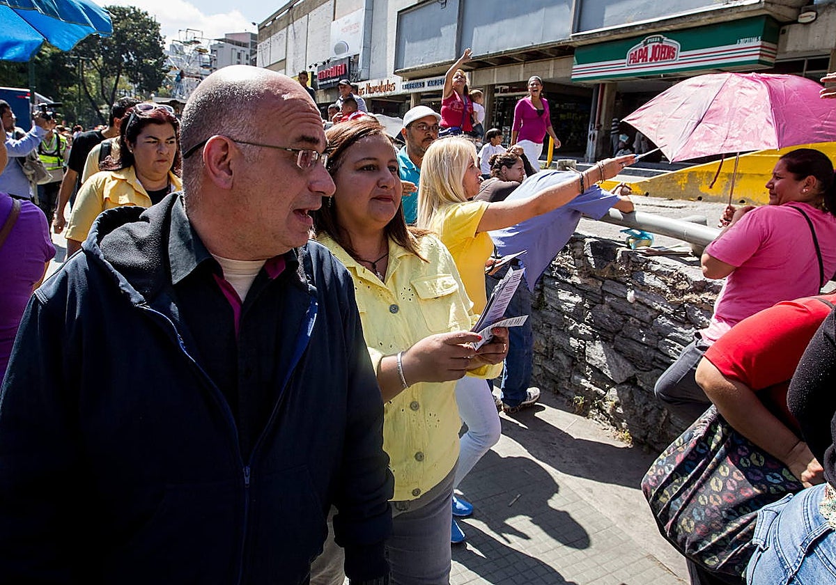 Dinorah Figuera hace campaña por las calles de Caracas en el año 2015