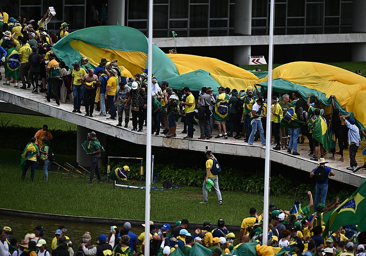 Más de dos meses de protestas desembocan en el asalto al Congreso en Brasil