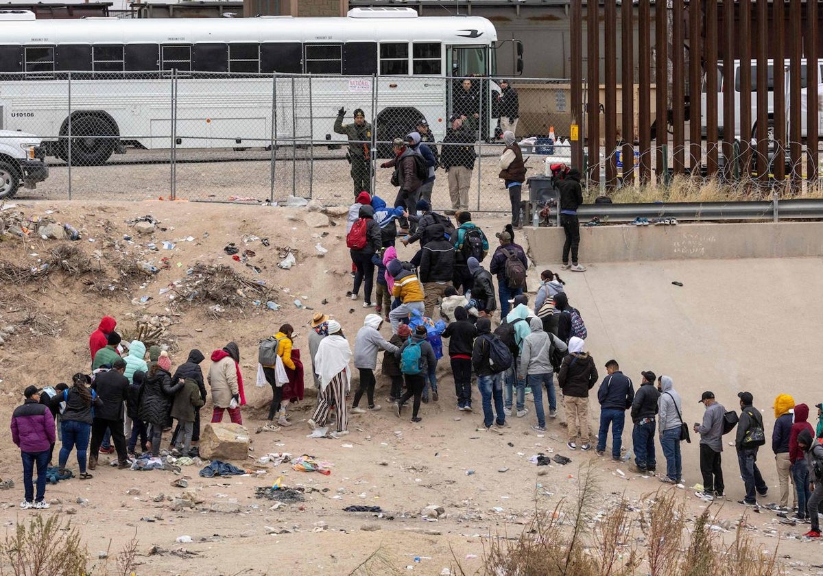 Decenas de personas intentan pasar la frontera entre México y Estados Unidos por Ciudad Juárez