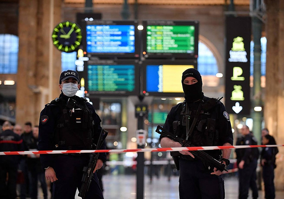 La Policía ha acordonado la zona del ataque en la Estación del Norte, que ha sido desalojada tras el suceso,