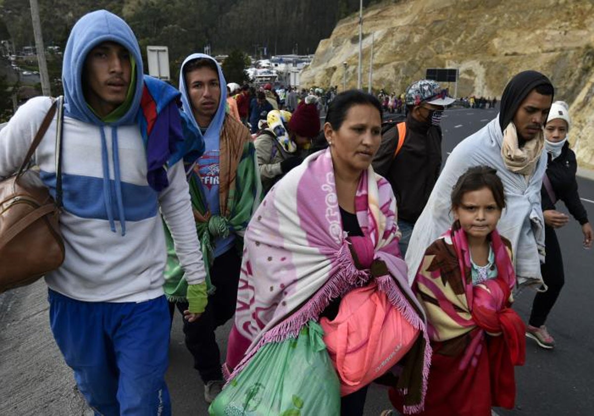 Inmigrantes venezolanos caminan por la carretera Panamericana en una imagen de archivo
