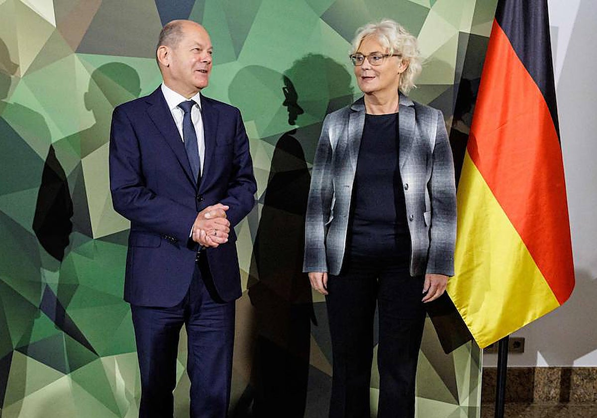 El canciller de Alemania, Olaf Scholz, y la exministra de Defensa Christine Lambrecht