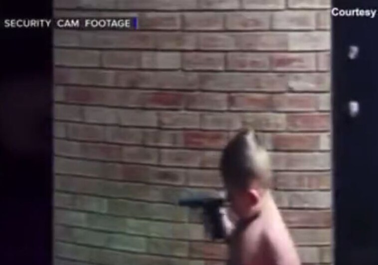 Impactantes imágenes de un niño de 4 años paseando con un arma cargada en EE.UU: su padre ha sido detenido