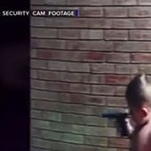 Impactantes imágenes de un niño de 4 años paseando con un arma cargada en EE.UU: su padre ha sido detenido