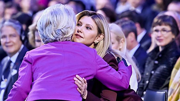 Zelanska y Von der Leyen se abrazan en la sesión matinal del foro