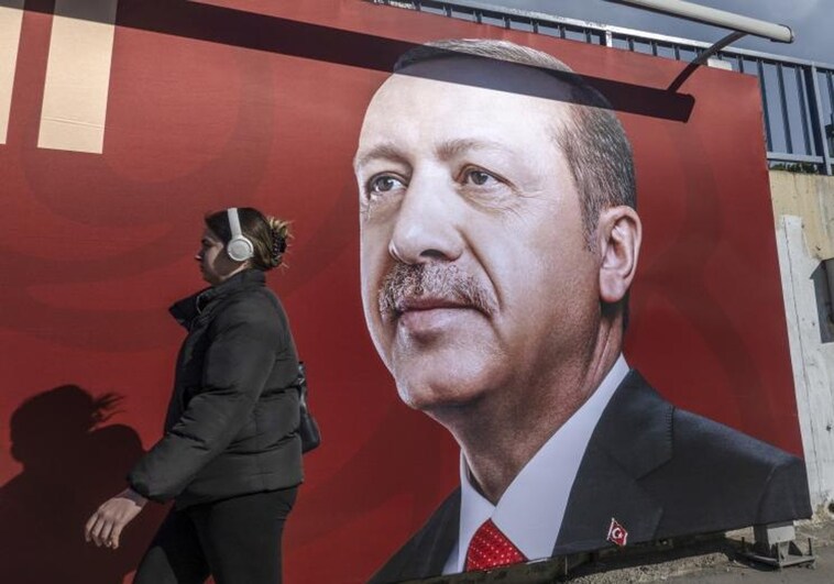 Erdogan, acuciado por la crisis, sorprende a la oposición con un adelanto electoral en Turquía