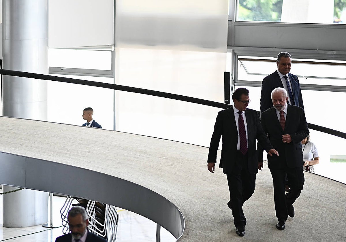 El presidente Lula camina junto a algunos de sus ministros en el Palacio de Planalto de Brasilia