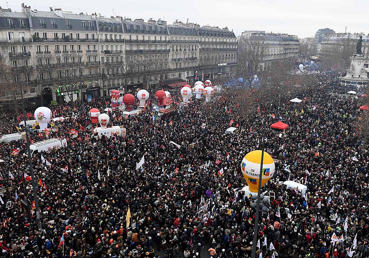 Manifestación en la plaza de la República de París contra la reforma de las pensiones