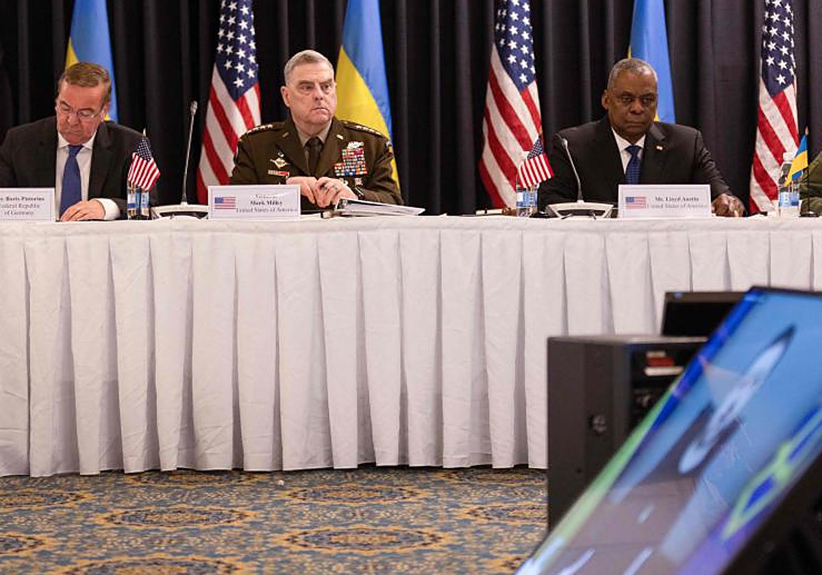 El ministro de Defensa alemán, Boris Pistorius, el general de EE.UU. Mark Milley y el secretario de Defensa de EE.UU. Lloyd Austin escuchan un mensaje de vídeo del presidente ucraniano Volodimir Zelenski