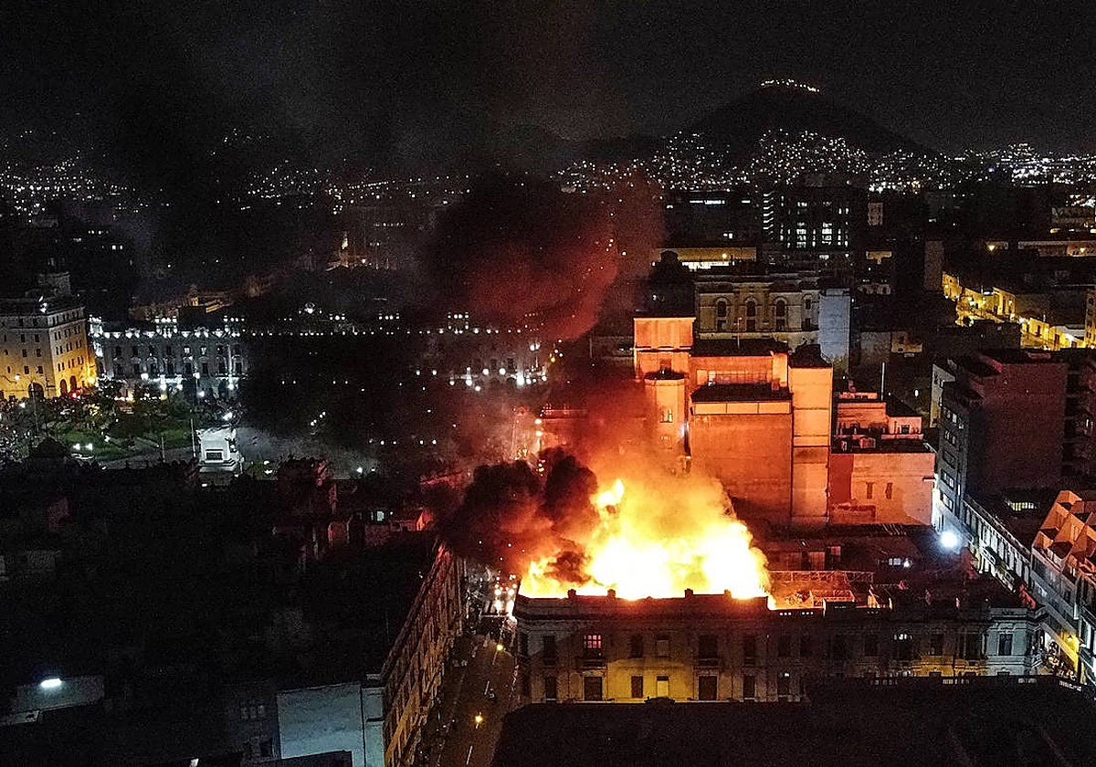 Fotografía del incendio de un edificio hoy, en el centro de Lima (Perú)