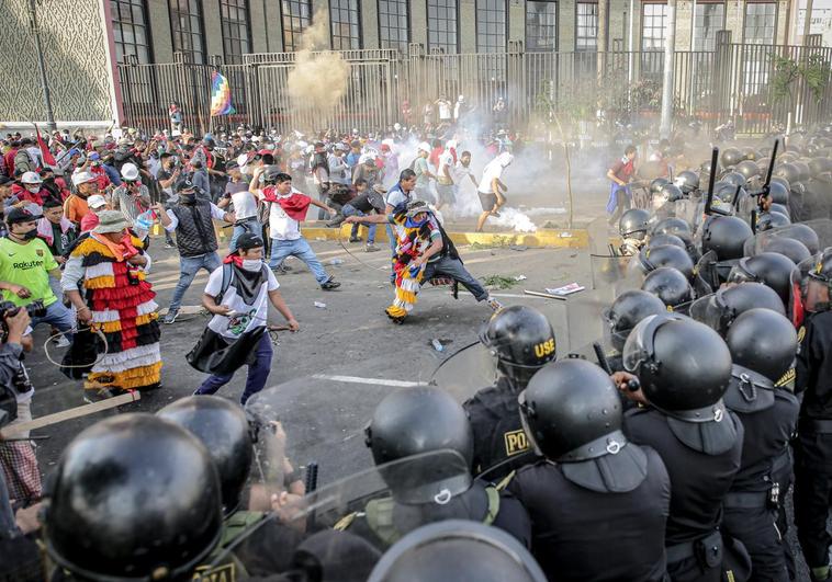 Miles de personas acorralan en Lima al Gobierno de la presidenta Boluarte