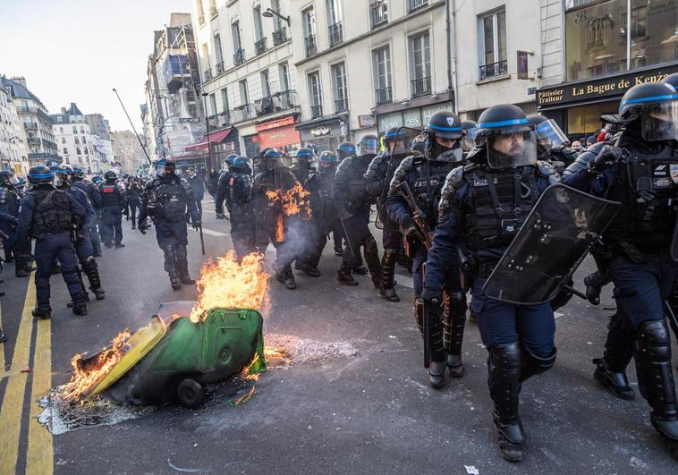 Un español pierde un testículo tras ser golpeado por la policía en París