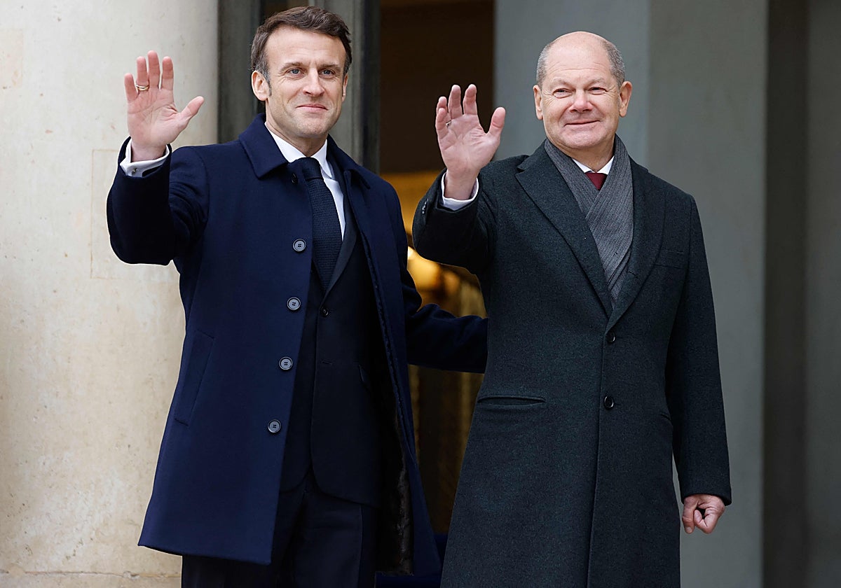 Macron y Scholz saludan antes de iniciar la cumbre francoalemana.