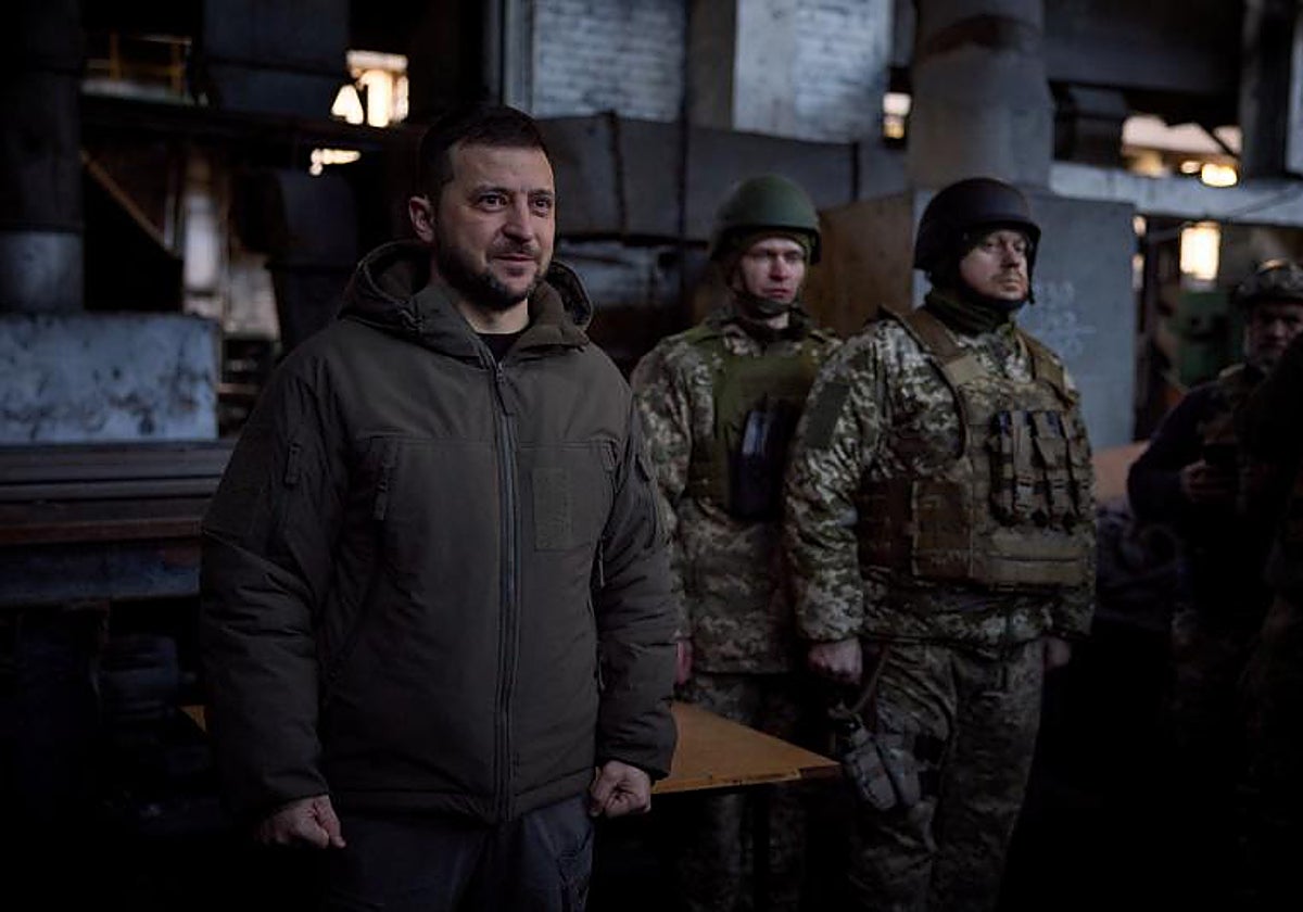 El mandatario, en una visita a Bajmut, ciudad en liza entre ambos bandos