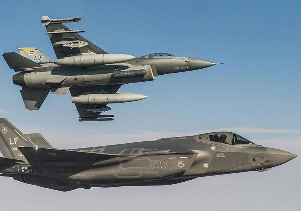 Dos cazas F-16 y F-35