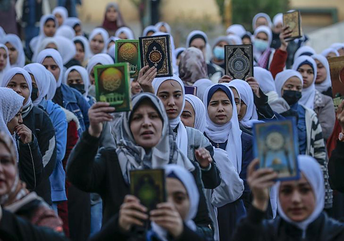 Protesta en el sur de Gaza tras la quema de un corán en la Embajada de Suecia