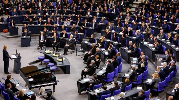 Imagen del Bundestag, con su Presidenta en el atril, en el homenaje a las víctimas del nazismo