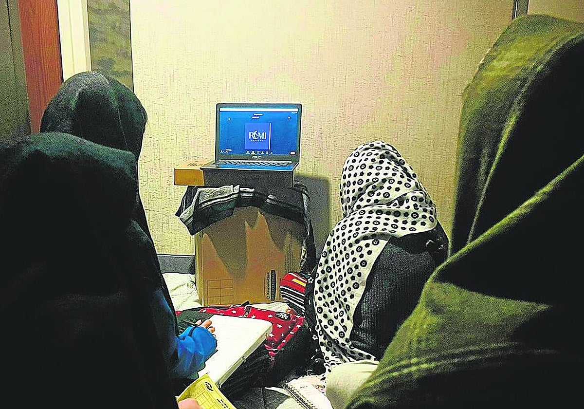 Un grupo de mujeres afganas estudian a través de la plataforma 'online' Rumi