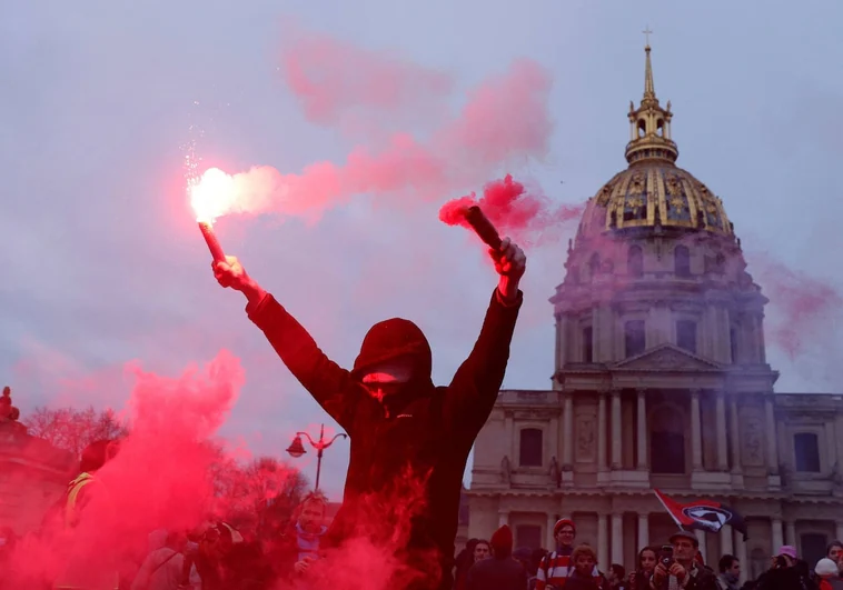 La protesta contra la reforma de las pensiones incendia Francia