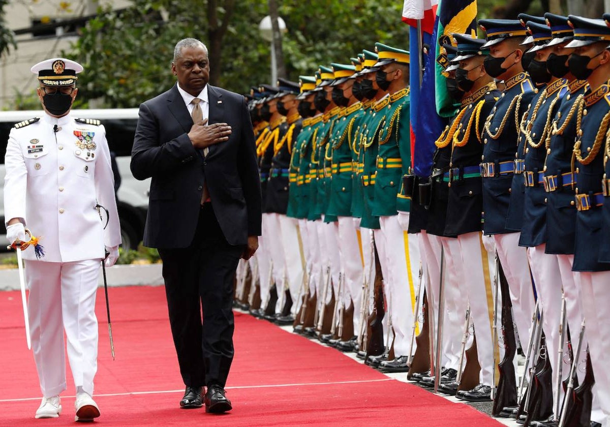 El secretario de Defensa de Estados Unidos, Lloyd Austin, pasa revista a las tropas en la base filipina de Camp Aguinaldo