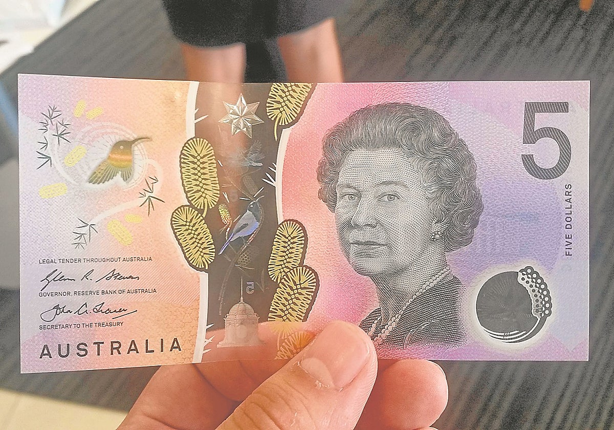 Los 'viejos' billetes de cinco dólares australianos