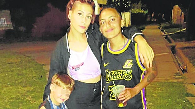 La madre Lucio Depuy y su novia, con el menor