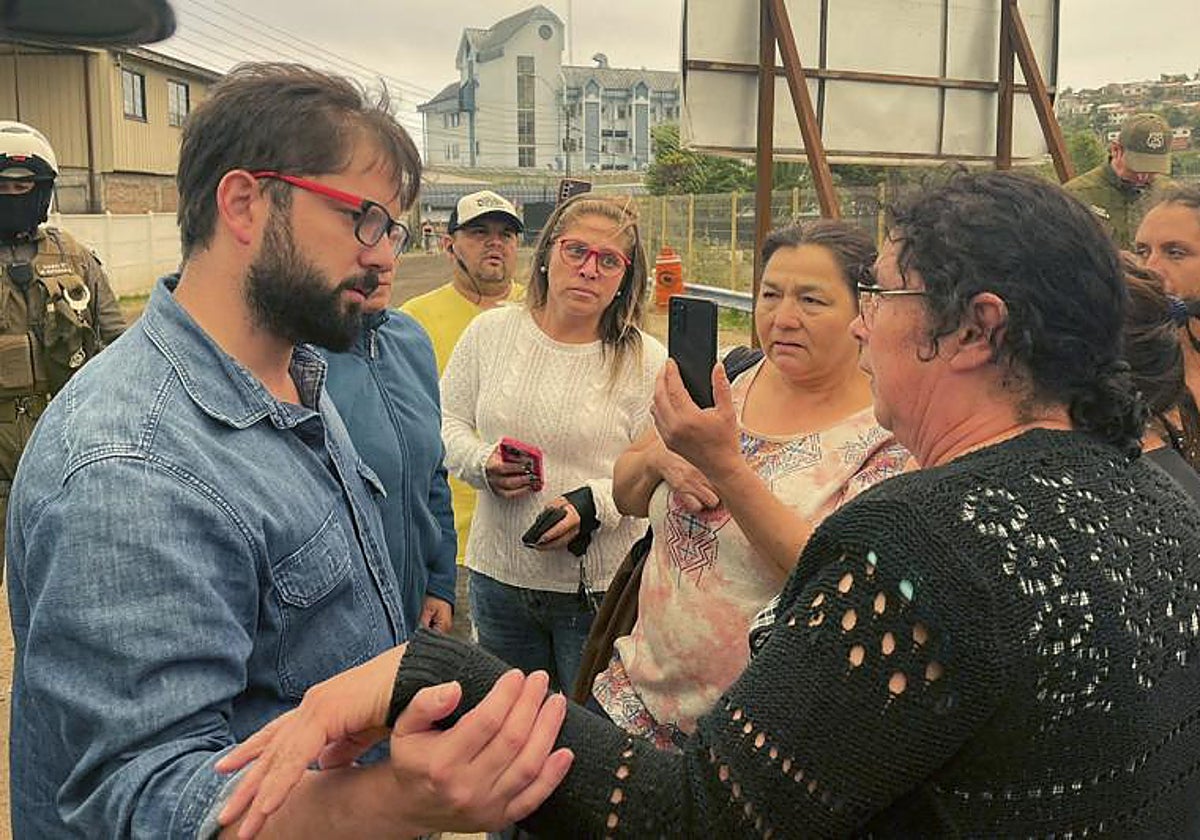 El presidente chileno, Gabriel Boric, de visita a los pueblos afectados por los incendios en Chile