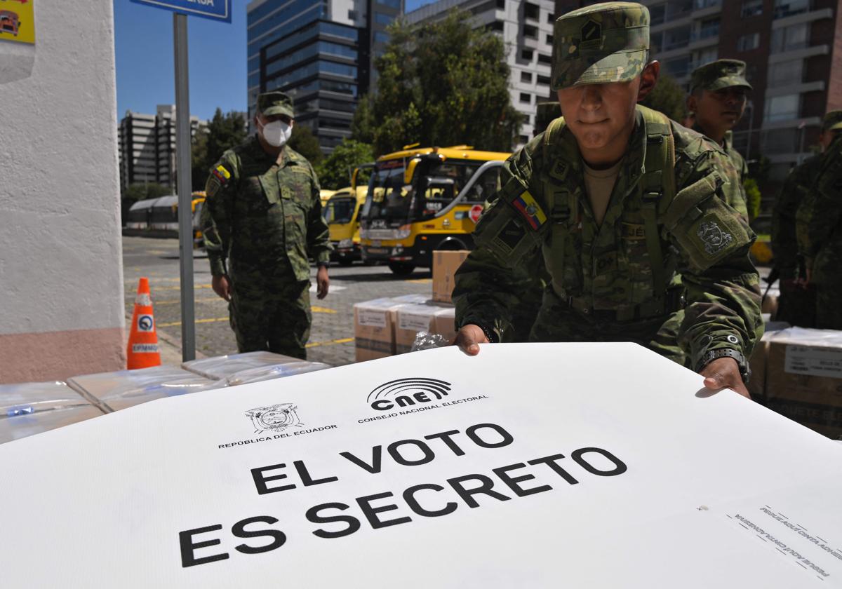 Militares ecuatorianos participan en los preparativos de las elecciones