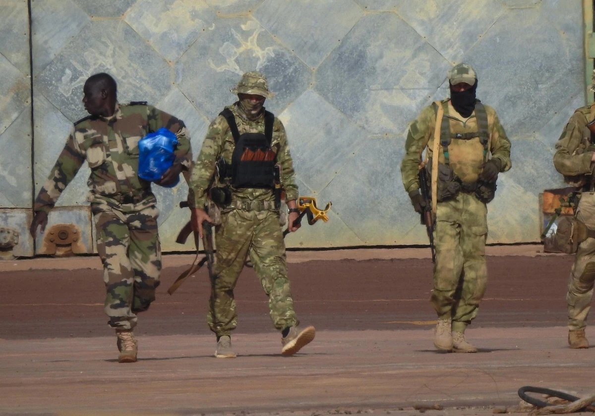 Un soldado del Grupo Wagner junto a un soldado maliense