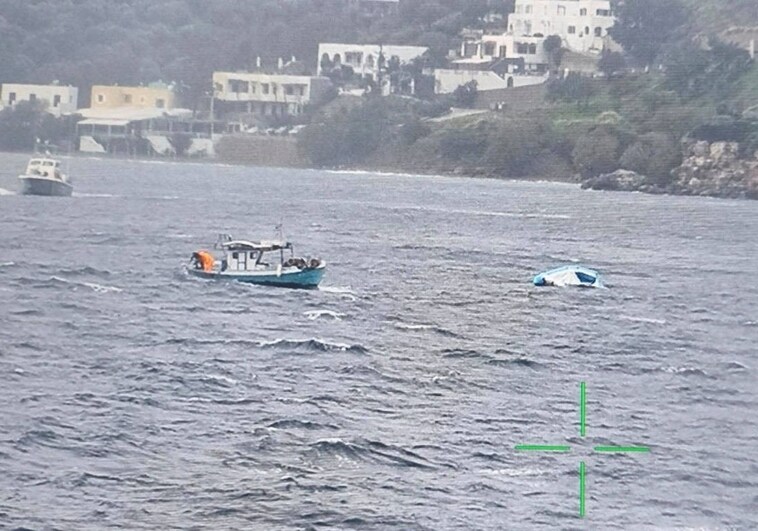 Un temporal provoca dos naufragios en el Egeo con decenas de desaparecidos