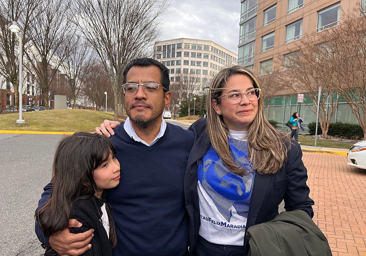 Félix Maradiaga con su esposa Berta Valle y su hija, tras ser deportado a EE.UU.