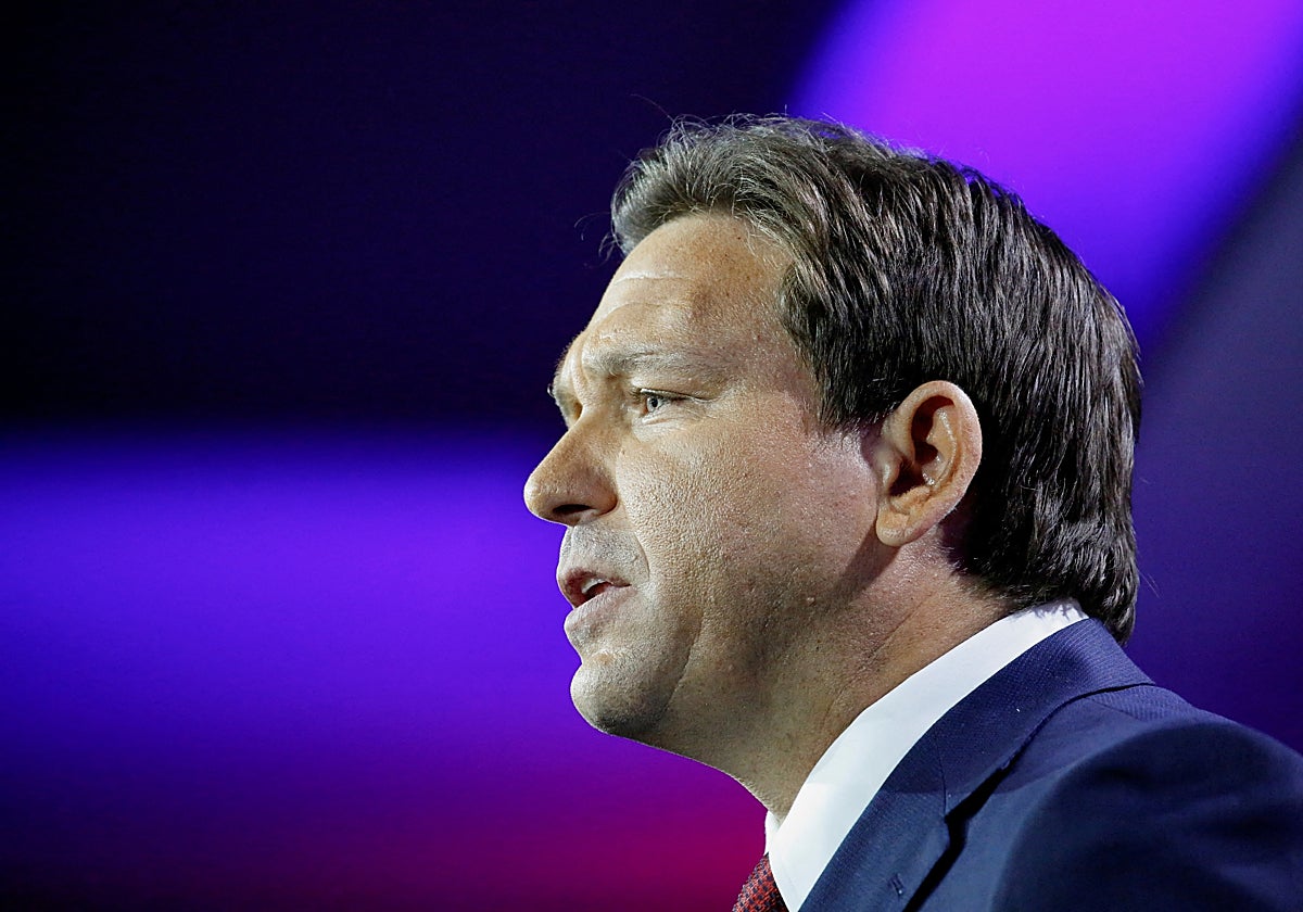 El gobernador republicano de Florida, Ron DeSantis, habla durante su fiesta nocturna de las elecciones de mitad de mandato de 2022 en Tampa