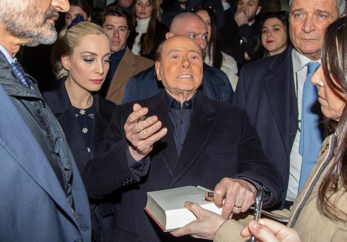 Berlusconi, asistiendo a votar a este domingo